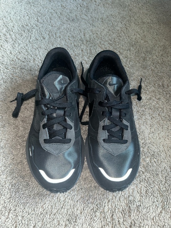 Nike Shoes - Nike Women’s Black Sneakers with Reflective Accents Size 9